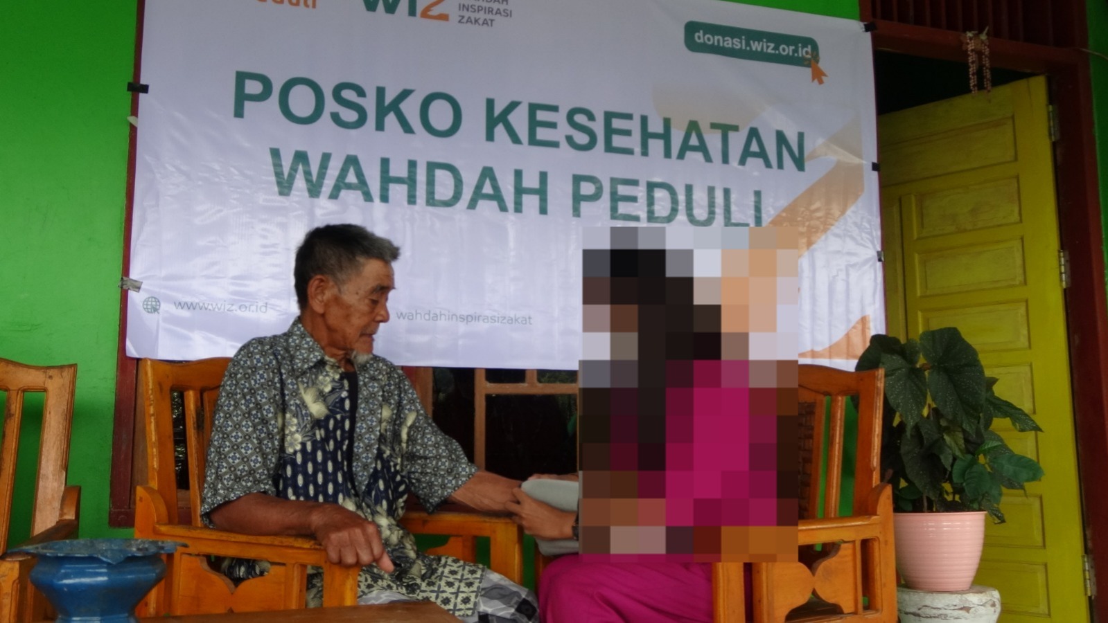Petugas Posko Kesehatan WIZ-Wahdah Peduli memeriksa kesehatatan salah seorang korban banjir di Kabupaten Luwu. 