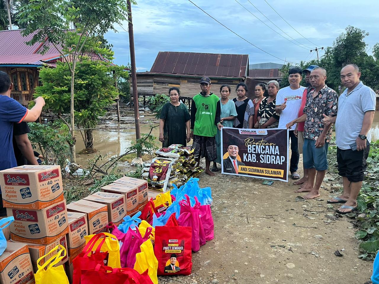 Bantuan mantan Gubernur Sulsel, Andi Sudirman Sulaiman, kepada korban banjir di Kabupaten Sidrap. 