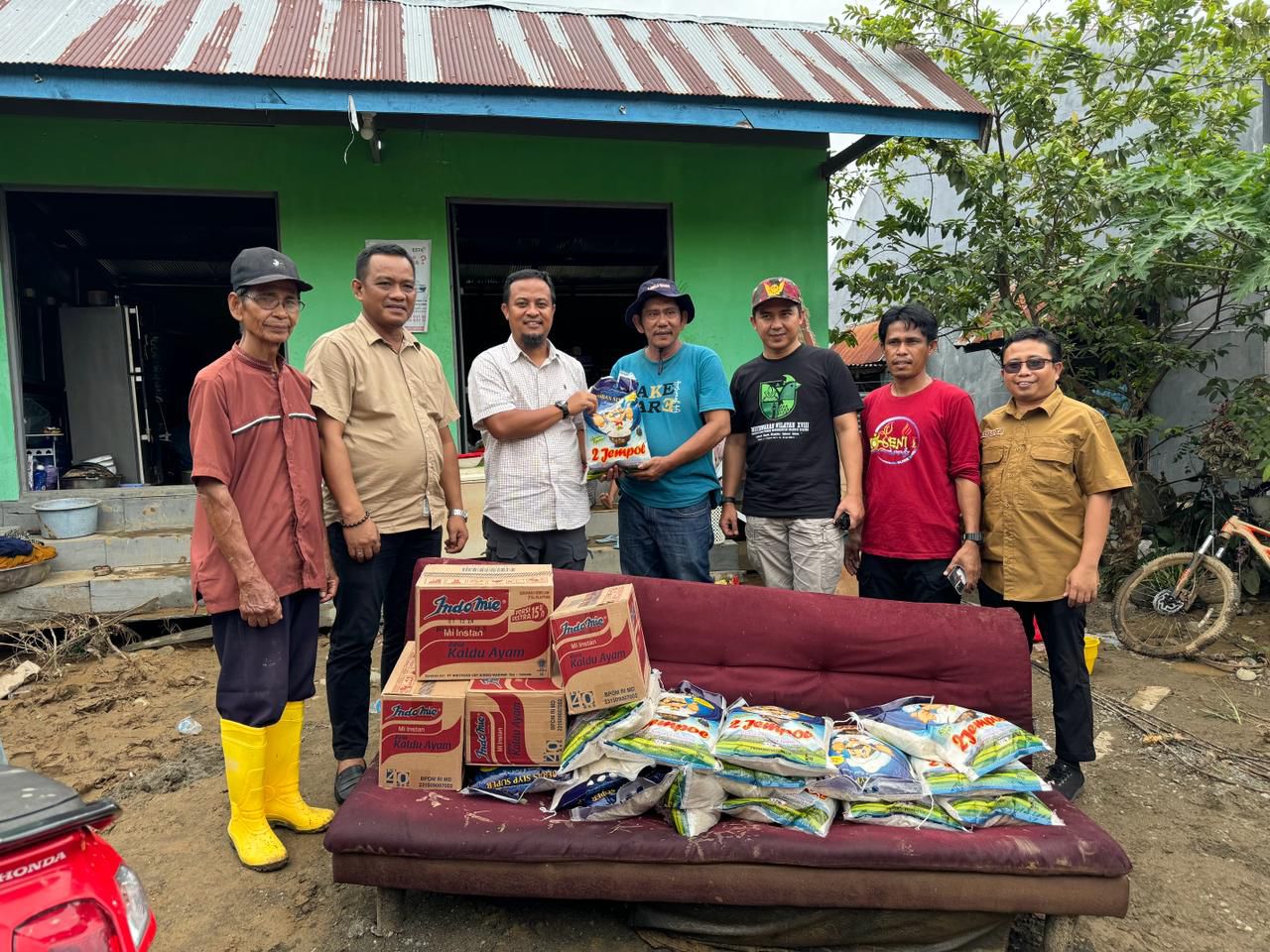 Andi Sudirman Sulaiman memberikan bantuan kepada korban banjir di Kabupaten Luwu.
