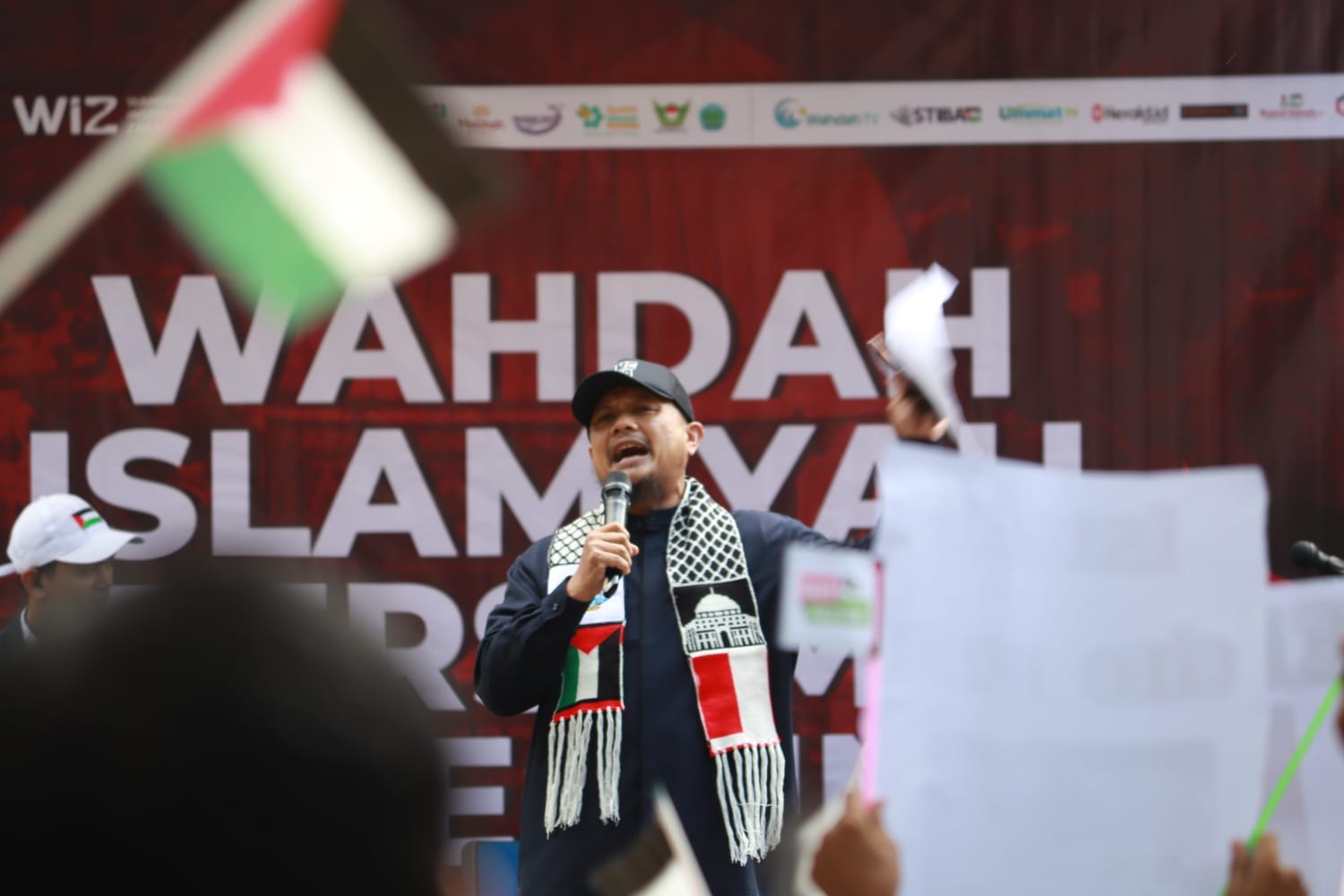 Ketua STIBA Makassar, Ustadz Ahmad Hanafi, berorasi dalam Aksi Bela Palestina.