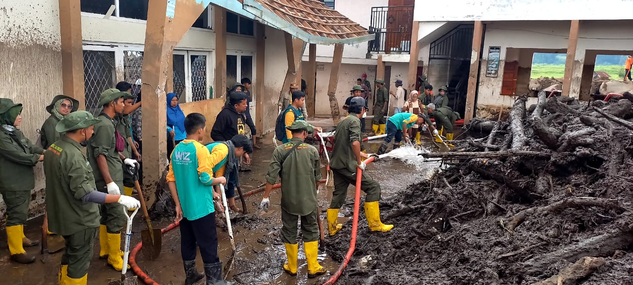Relawan WIZ-Wahdah Peduli bersama gabungan relawan kemanusiaan lainnya bersih-bersih di lokasi bekas banjir di Sumatera Barat.