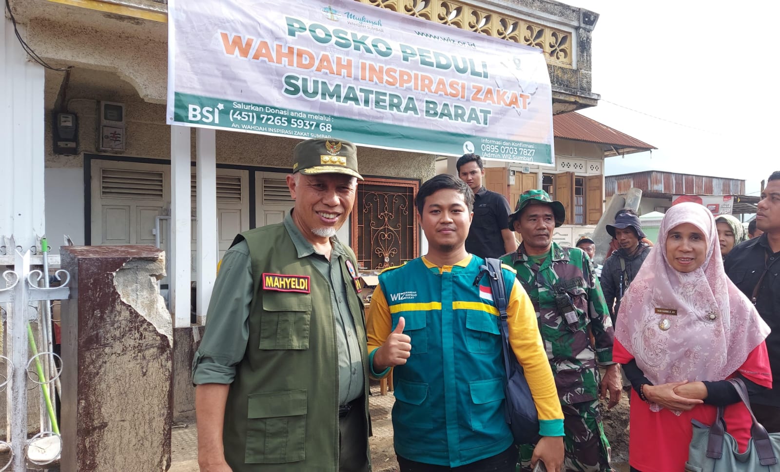 Gubernur Sumatera Barat, Mahyeldi Ansharullah, bersama relawan WIZ di lokasi bencana di Kabupaten Agam.