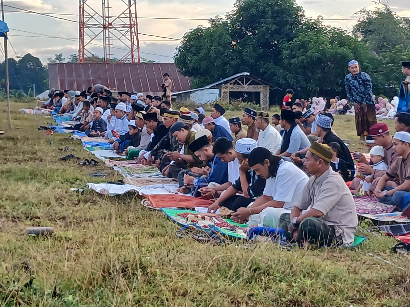 Pelaksanaan shalat Idul Adha 1445 Hijryah, yang digelar Wahdah Islamiyah Cabang Pattalassang, di lapangan, di depan Perumahan Bumi Hartacu, Paccelekang, Kabupaten Gowa, Senin (17/6/2024). Dok. Pilarindonesia.com