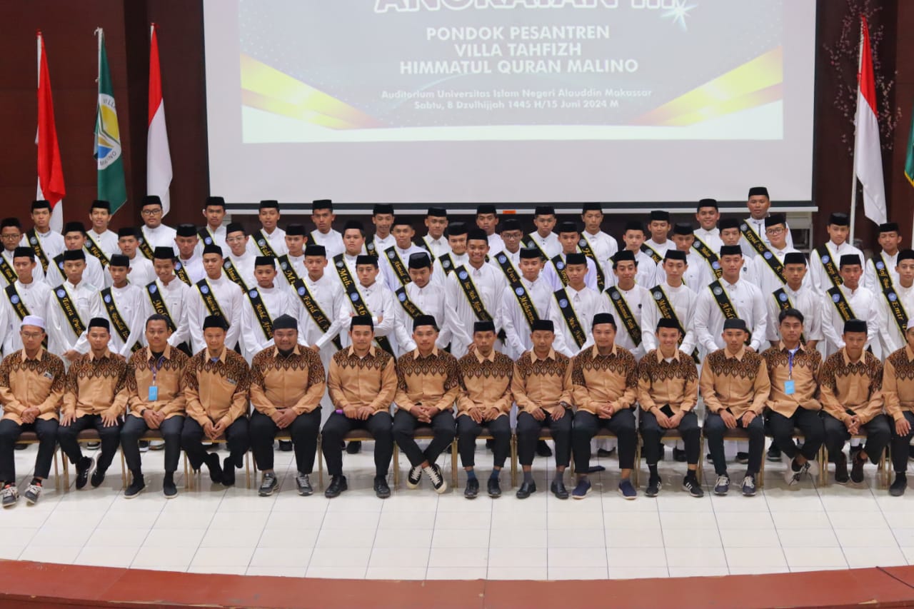 Wisudawan Ponpes Villa Tahfidz Himmatul Qur'an Malino berpose di Gedung Auditorium UIN Alauddin Makassar, Samata, Kabupaten Gowa, Sabtu (15/6/2024).