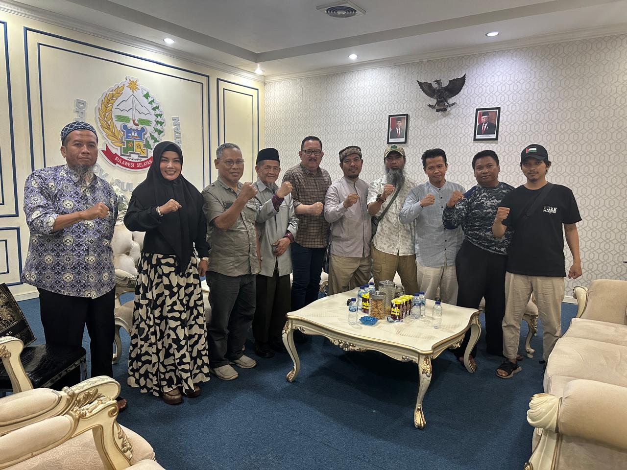 Rombongan FUIB Sulsel berpose dengan Wakil Ketua DPRD Sulsel, Ni'matullah Erbe, usai melakukan audiens, pada Senin (11/6/2024).