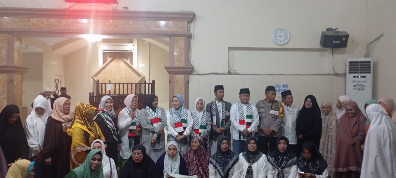Foto bersama usai pelaksanaan acara di Masjid Nurul Falah, Jalan Kakaktua, Kota Makassar, pada Sabtu malam (22/6/2024).