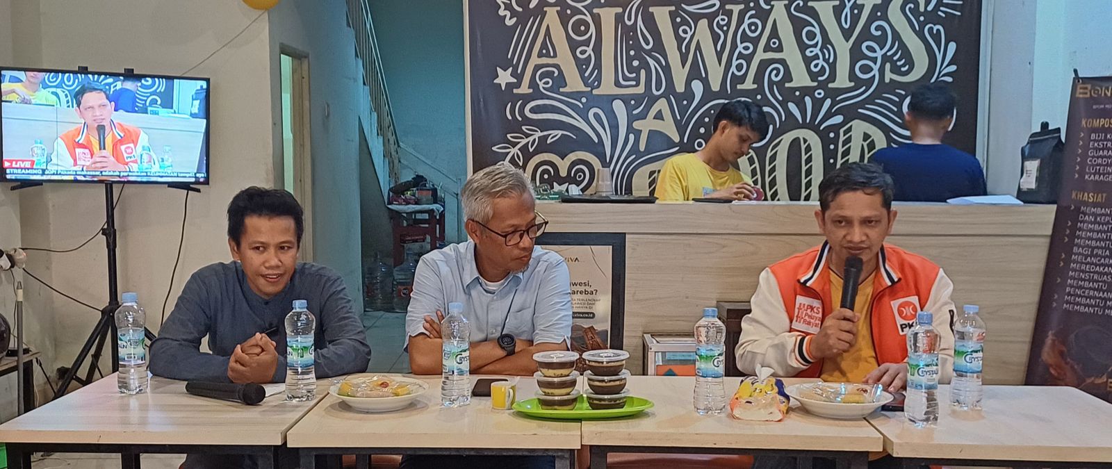Diskusi Politik yang digelar di Warkop Kolaborasi, Jalan Cendrawasih, Kota Makassar, Kamis sore (27/6/2024). Dok. Pilarindonesia.com
