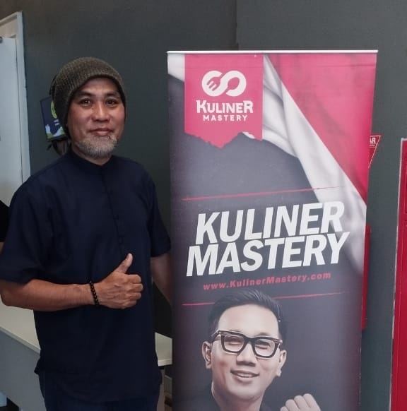 Owner Nasi Kuning Annahal, Abdul Latief.