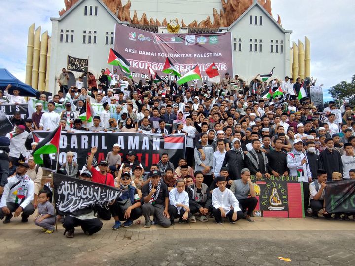 Para peserta Aksi Bela Palestina berfoto bersama di depan Monumen Mandala, Kota Makassar, usai acara.