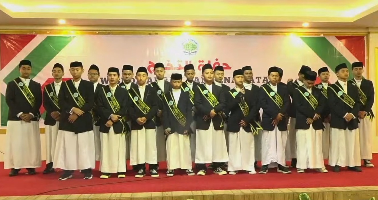 Santri Pesantren Tahfizul Qur’an Wahdah Islamiyah Putra Bilayya Gowa berpose di acara wisuda akbar, Ahad, 23 Juni 2024.