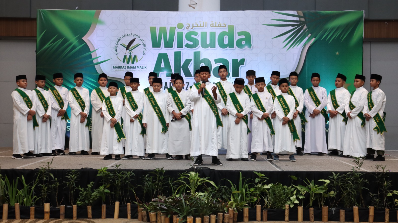Ratusan santri Markaz Imam Malik (MIM) mengikuti acara wisuda di Hotel Four Points, Kota Makassar, pada Ahad (9/6/2024).