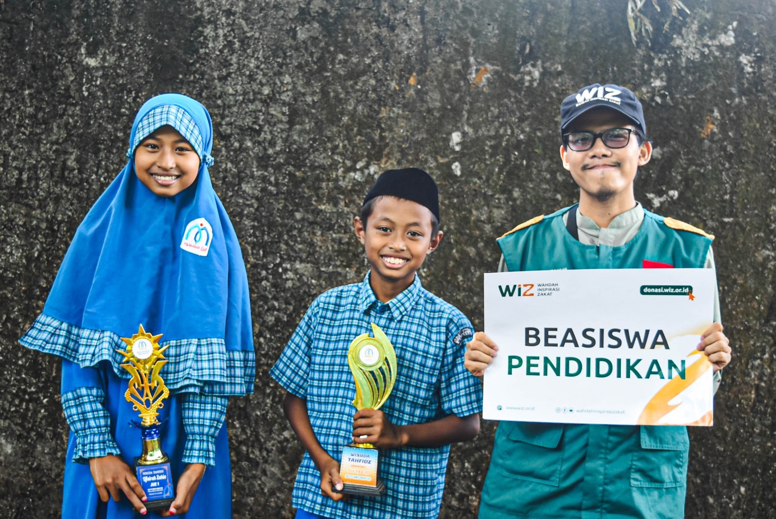 Ufairah dan adiknya Hudzaifah, sumringah berpose dengan relawan dari WIZ.