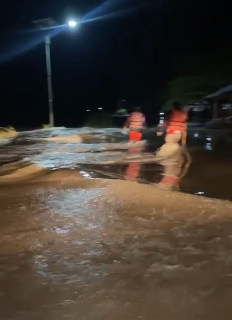 Arus deras banjir yang dilewati tim SAR gabungan menuju ke lokasi terseretnya korban di Kabupaten Soppeng, Kamis malam tadi (4/7/2024) Dok. BPBD Soppeng