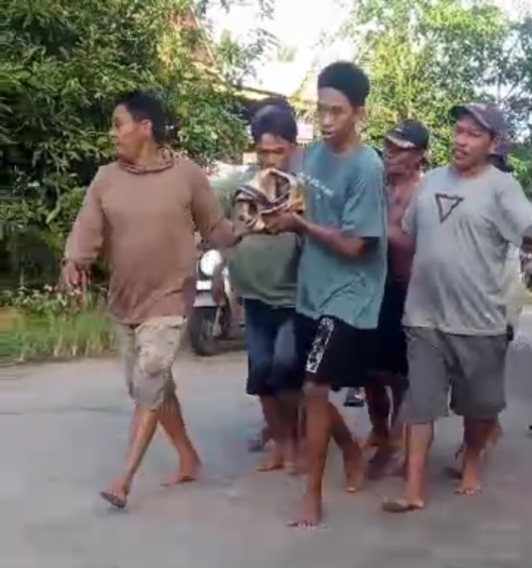 Sejumlah warga mengevakuasi jenazah korban banjir di Kecamatan Ganra, Kabupaten Soppeng, Jumat pagi, 5 Juli 2024.