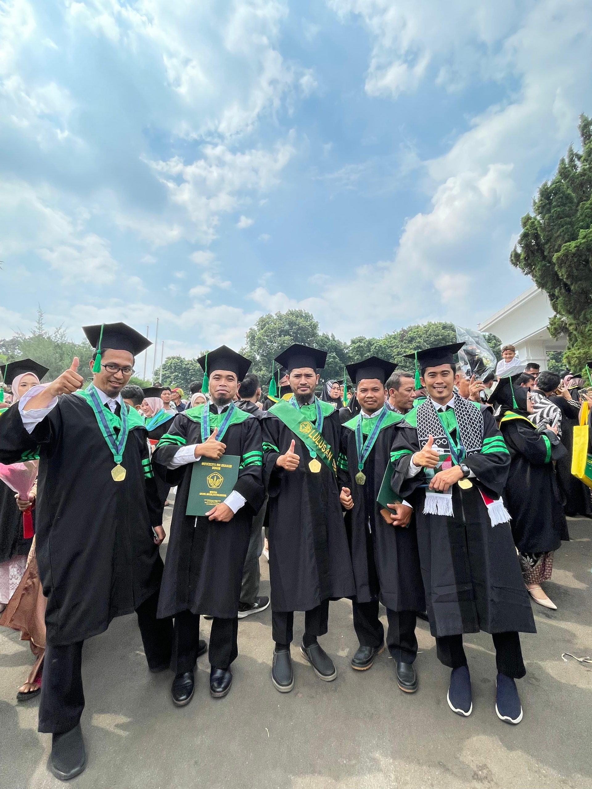 DR. Askar Patahuddin (kanan) bersama wisudawan UIKA Bogor lainnya.