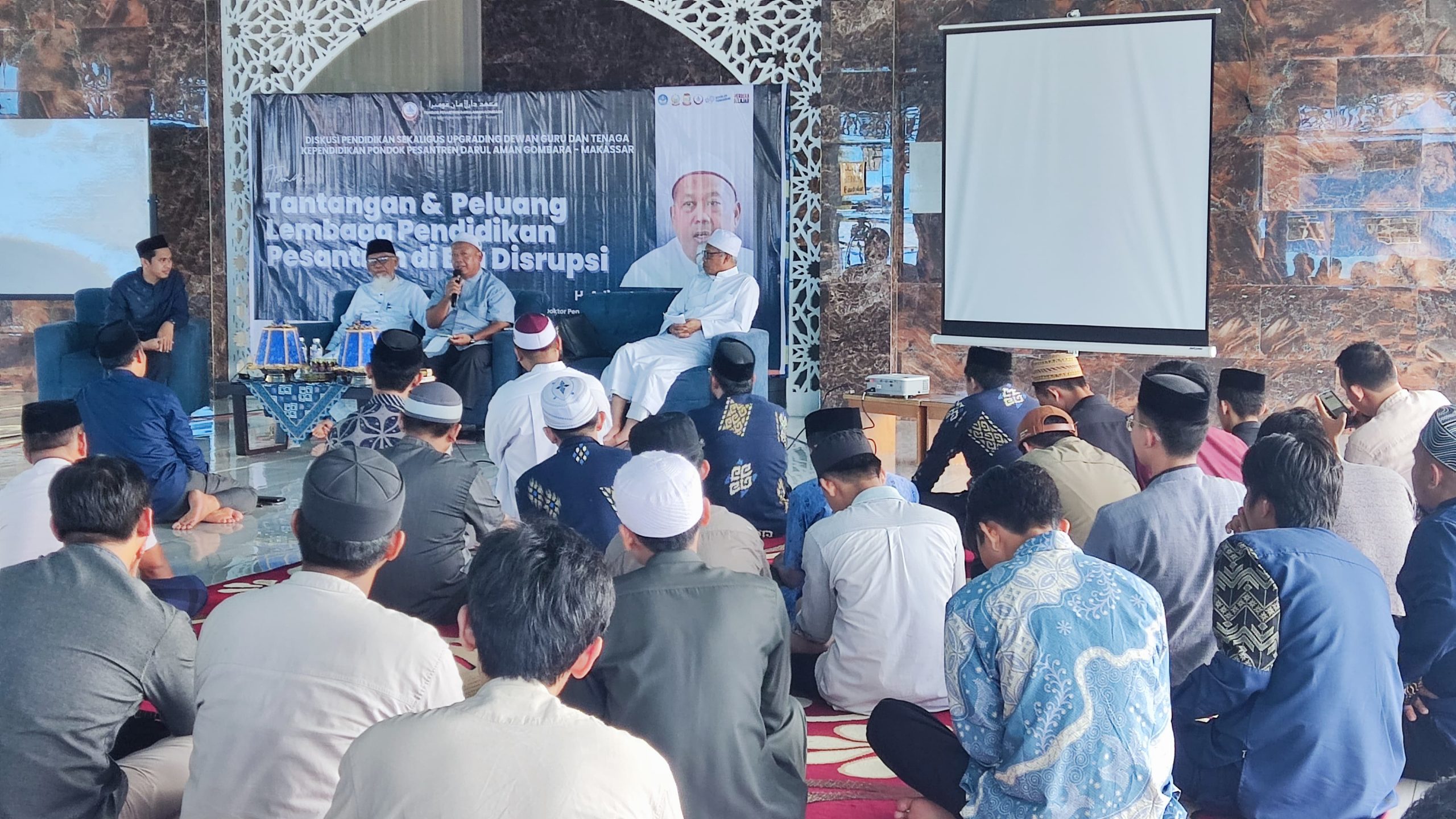 Ustadz Adian Husaini saat mengisi diskusi, di Masjid Nurul Hidayah, Pondok Pesantren Darul Aman Gombara, Jalan KH. Abd. Jabbar Ashiry, Kota Makassar, pada Ahad sore (30/6/2024).  