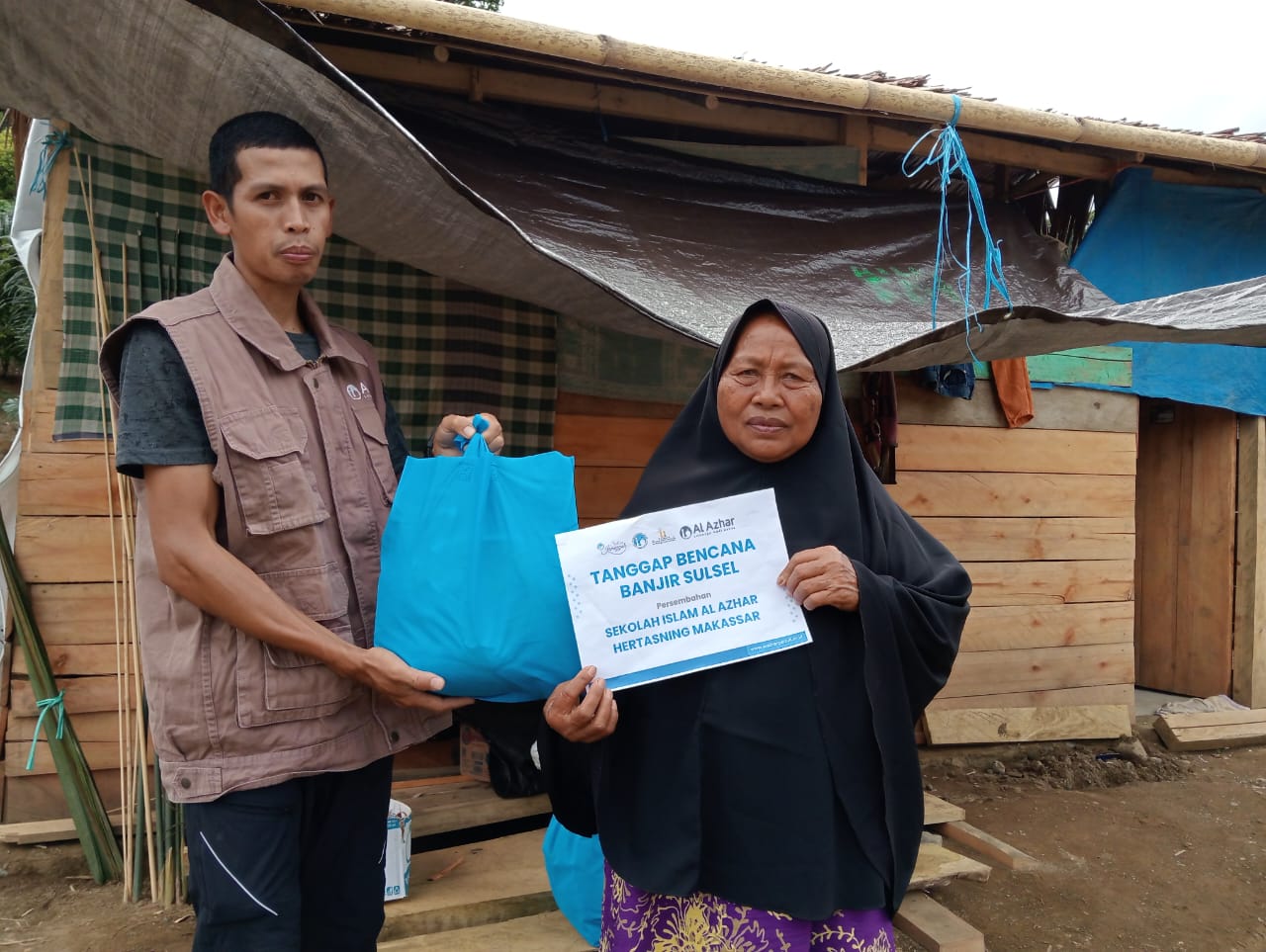 Relawan LAZ Al Azhar Sulsel menyerahkan donasi kepada korban banjir di Kabupaten Luwu. 