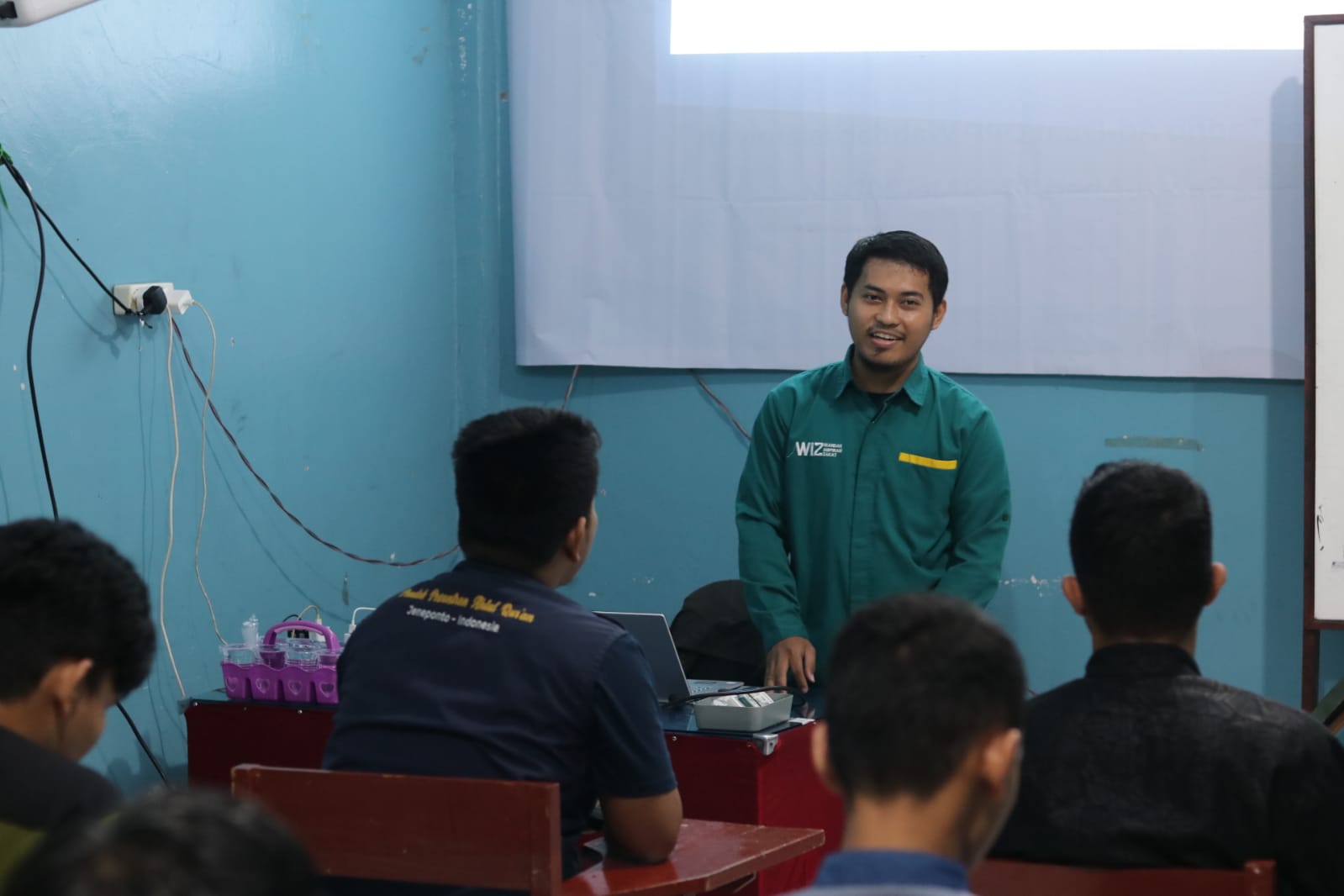 Manager Program WIZ memberikan pembekalan kepada para dai.