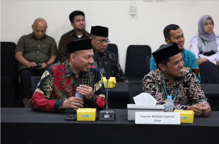 Sekjen DPP Wahdah Islamiyah, Syaibani Mujiono, bersama dengan Direktur WIZ, Syahruddin C Azo, saat acara penerimaan izin perpanjangan, di kantor Baznas Pusat, Jakarta.