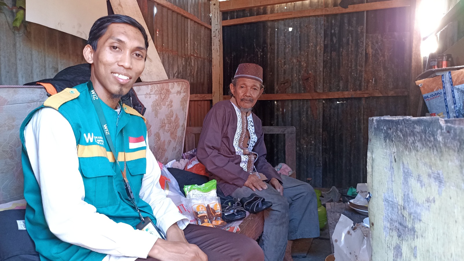 Relawan WIZ bersama dengan seorang penerima manfaat zakat di Kota Parepare.