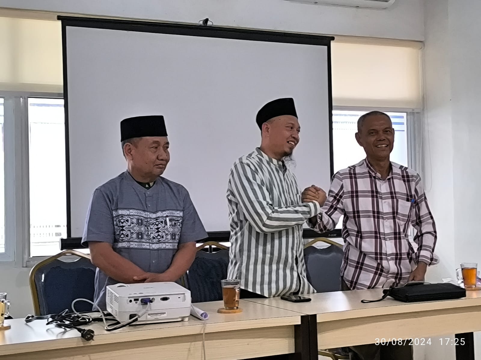 Ketua Pengda ASPETRI Sulsel, Ustadz Syaibani Mujiono, saat melakukan serah terima jabatan dengan Prof Muhammad Asdar.