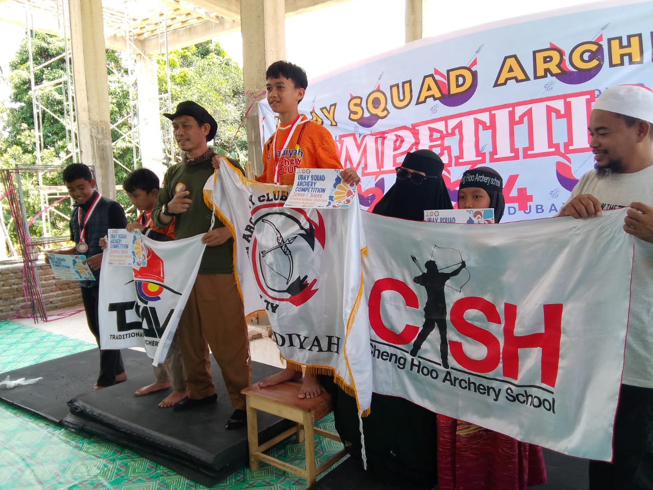 Aisyah Khumaerah didampingi umminya saat menerima piagam penghargaan sebagai juara di Pondok Pesantren Ubay bin Ka'ab, di Kabupaten Bulukumba, pada Ahad (27/10/2024).