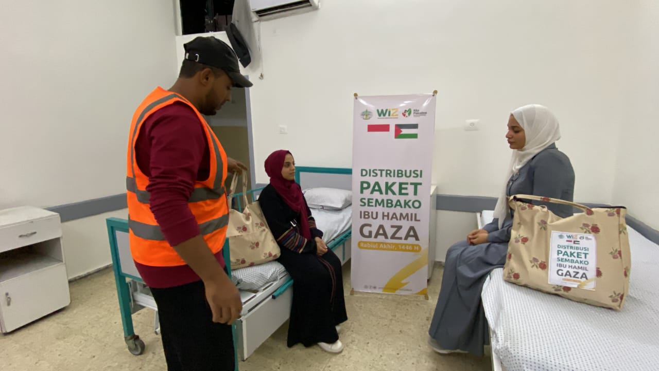 Relawan WIZ di Gaza menyalurkan bantuan berupa paket untuk ibu hamil dan menyusui.