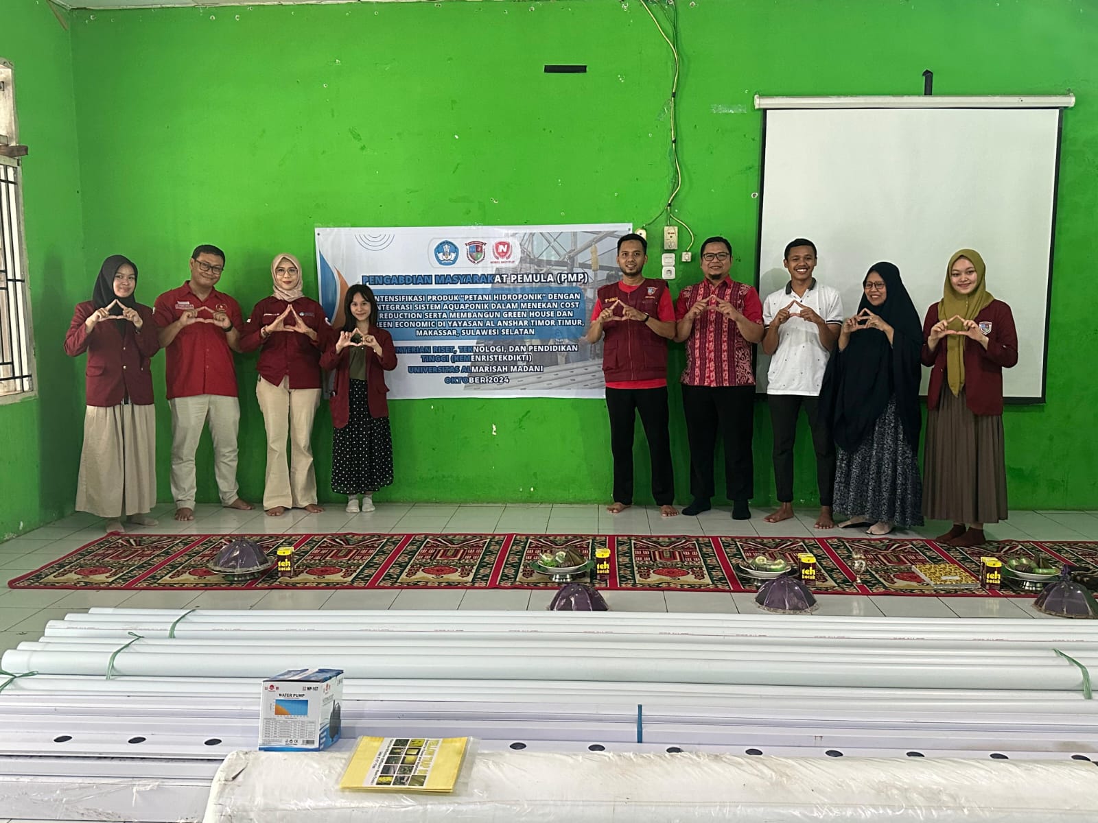 Tim Pengabdian Masyarakat Pemula berpose saat menggelar kegiatan pengabdian masyarakat di Pondok Pesantren Al Anshar Timor Timur, Kota Makassar.