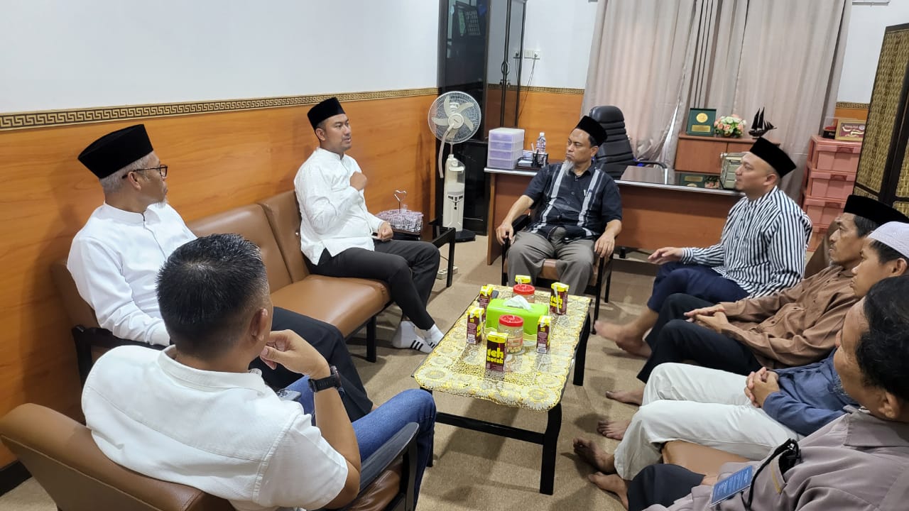 Calon Wali Kota Makassar, Andi Seto Asapa, saat melakukan kunjungan silaturrahim ke Kantor DPP Wahdah Islamiyah, Kota Makassar, pada Kamis, 24 Oktober 2024.