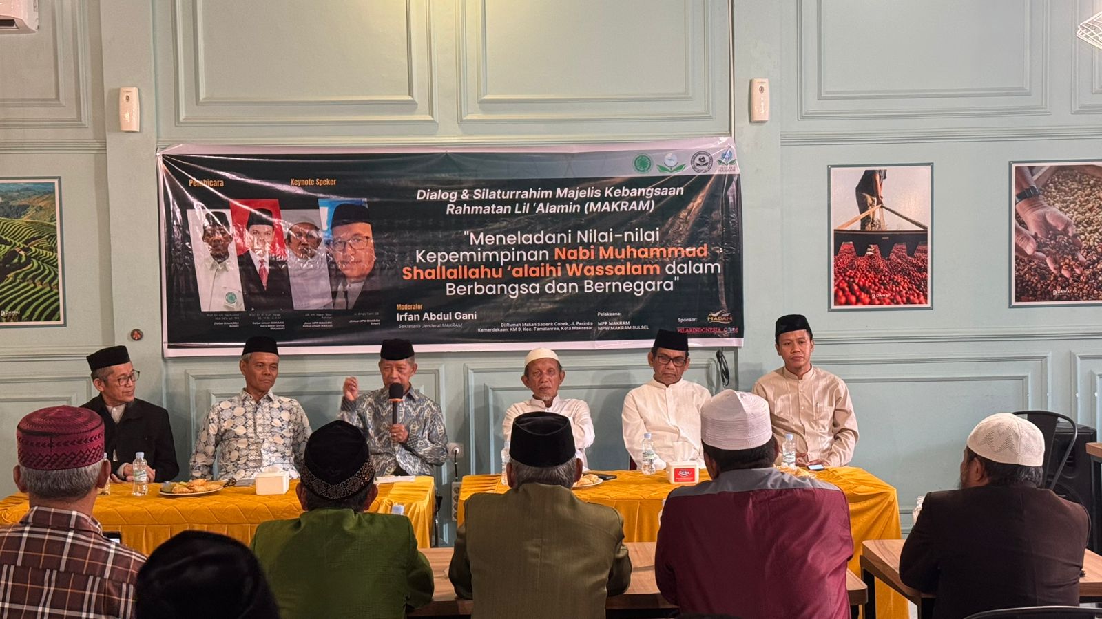 Ketua Yayasan Pendidikan Pelosok Indonesia, Irfan Abdul Gani (kanan) saat memoderatori acara dialog bersama dengan Ketua Umum MUI Sulsel, KH. Najmuddin Abd Safa, yang digelar Ormas Islam MAKRAM, di Kota Makassar, Sabtu sore, 5 Oktober 2024.