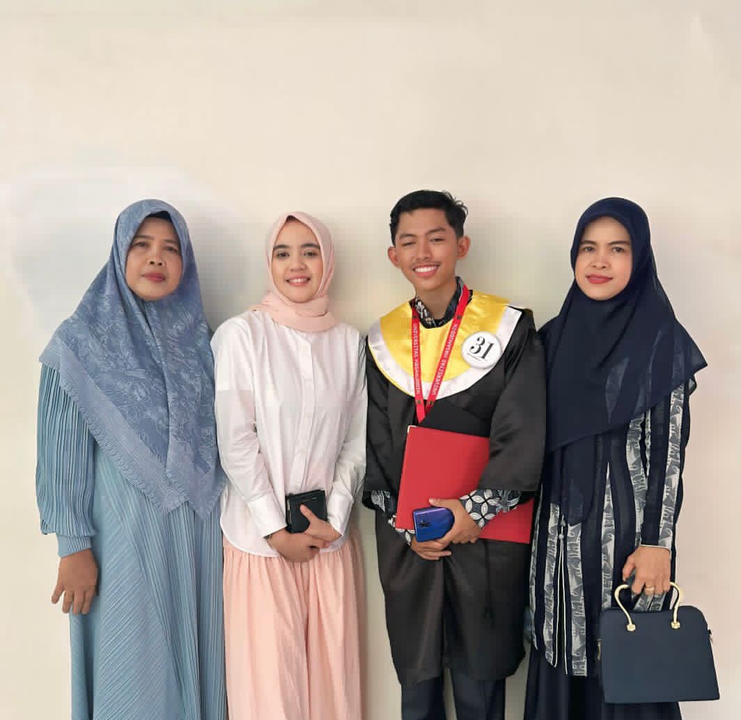 Muh. Akhdan Abizar Anwar, berpose bersama keluarga usai prosesi wisuda di Baruga AP Pettarani, Kampus Unhas Makassar, Rabu (30/10/2024).