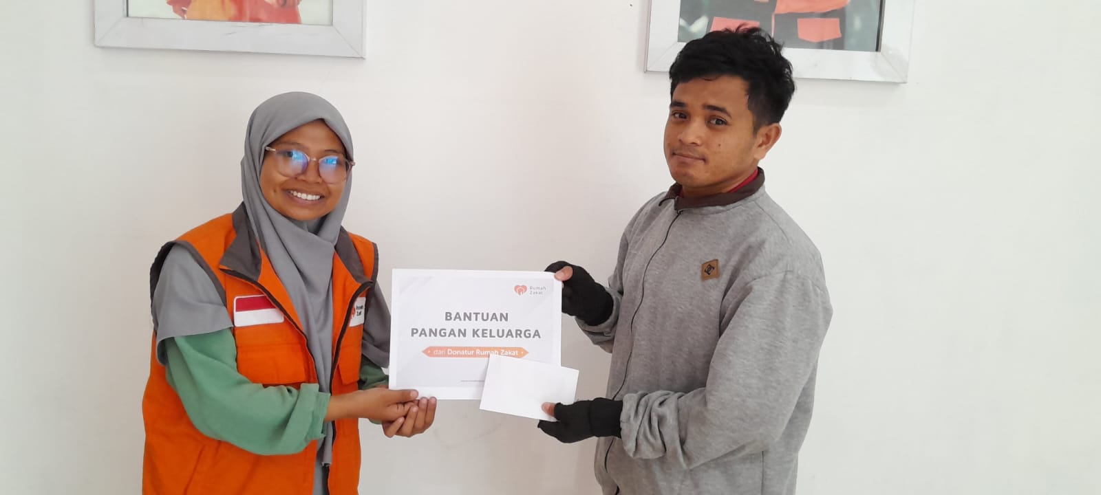 Relawan Rumah Zakat Sulsel menyerahkan donasi kepada Aswar.