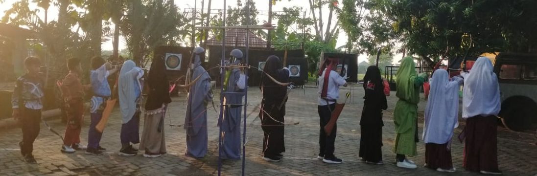 MENUJU SIWAK 2024. Para atlet Cheng Hoo Archery School (CASH) Gowa rutin berlatih di halaman belakang Masjid H. Muhammad Cheng Hoo, Jalan Tun Abd Razak, Kabupaten Gowa.