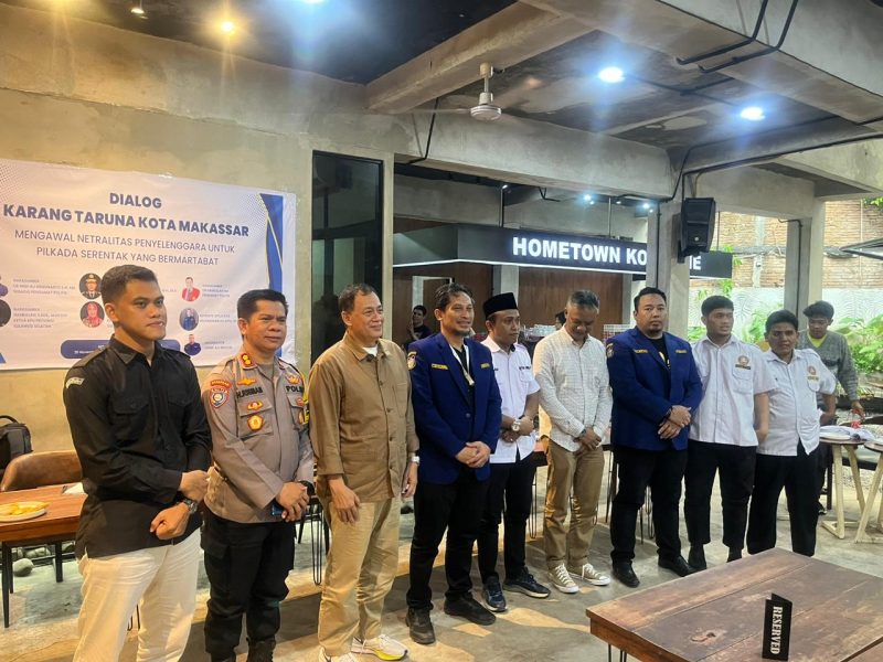 Pembicara berfoto bersama usai pelaksanaan dialog yang digelar Karang Taruna Makassar, Rabu (20/11/2024).