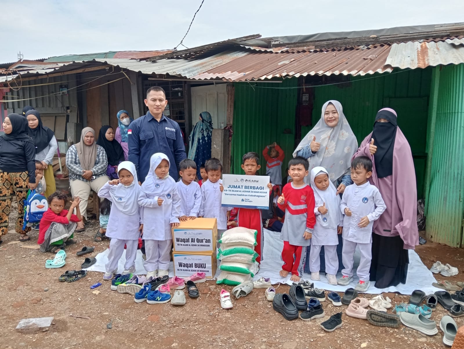 Program Jumat Berbagi LAZ Al Azhar bersama dengan KB-TK Islam Al Azhar 34 Hertasning Makassar, pada Jumat (1/11/2024).