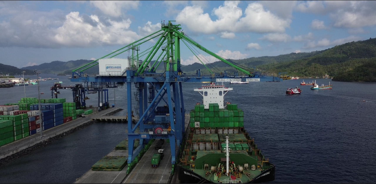 Aktivitas bongkar muat kapal peti kemas.