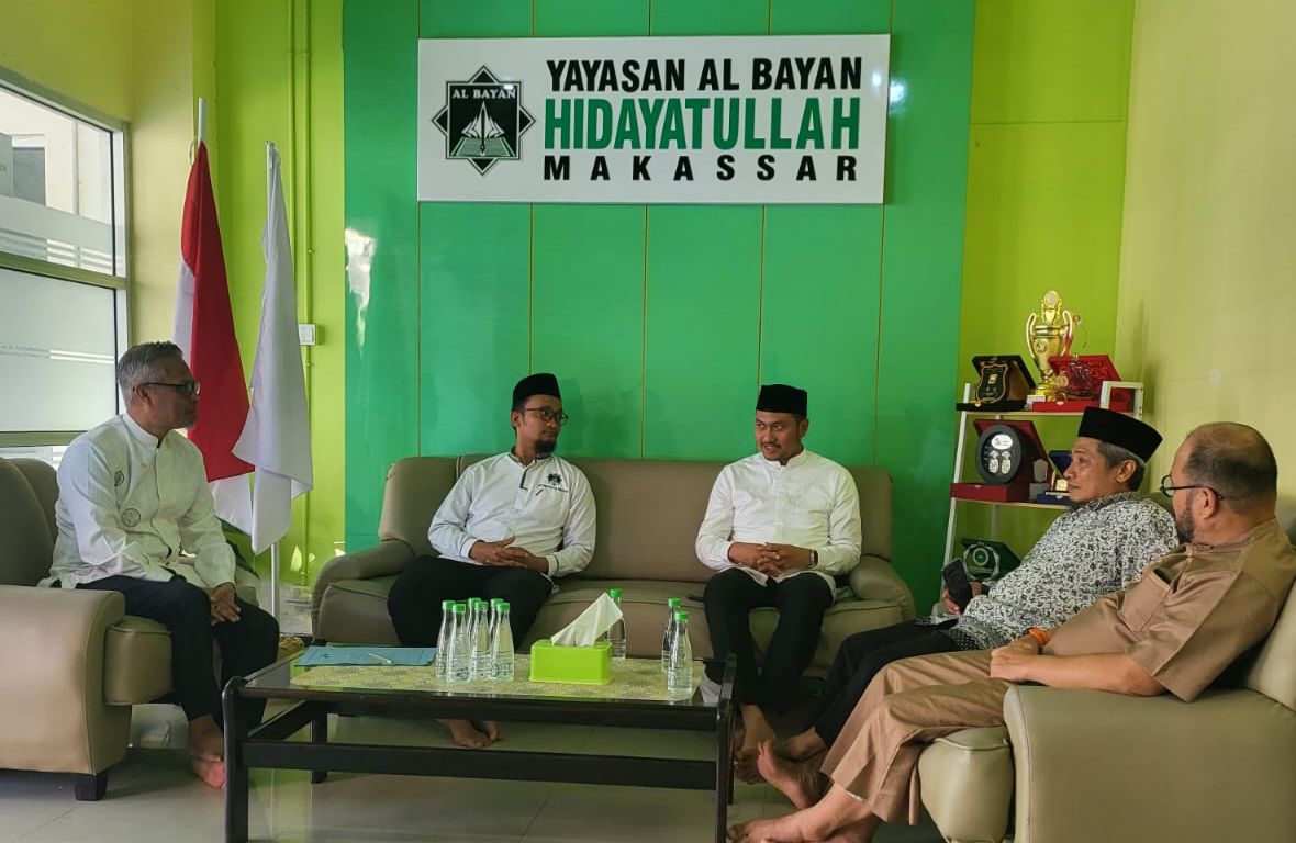 Calon Wali Kota Makassar, Andi Seto Asapa, saat melakukan silaturrahim dengan pengurus Ormas Islam Hidayatullah, di Pondok Pesantren Al Bayan, BTP, Kota Makassar, Senin, 4 November 2024.