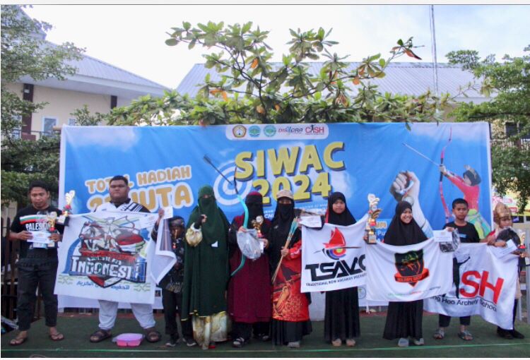 Para pemenang lomba panahan tradisional event SIWAC 2024 berpose usai penerimaan hadian di lapangan Sekola Alqur'an Wahdah Islamiyah 02, Kota Makassar, pada Ahad sore (10/11/2024).