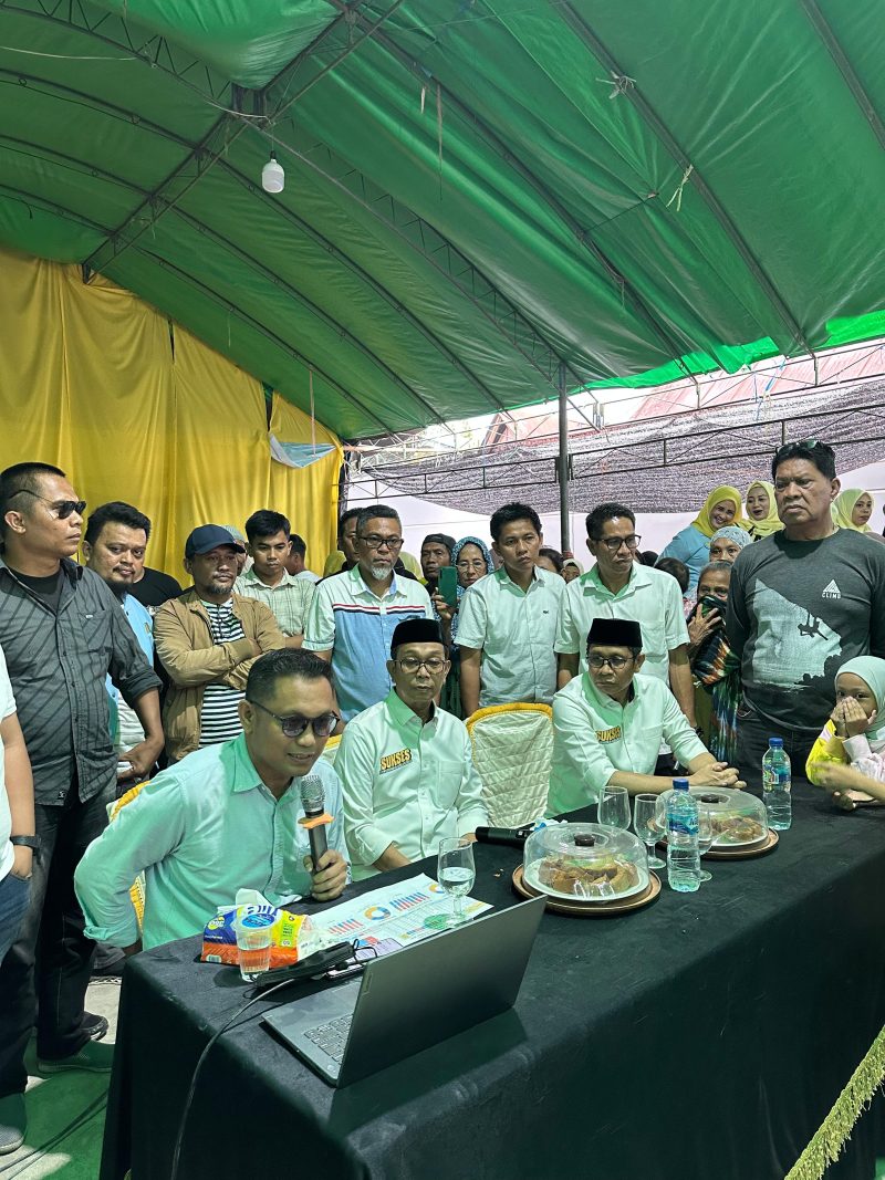 H. Suwardi Haseng-Selle KS Dalle saat menyaksikan perhitungan cepat dari sejumlah lembaga survei, di Kabupaten Soppeng, Rabu, 27 November 2024.