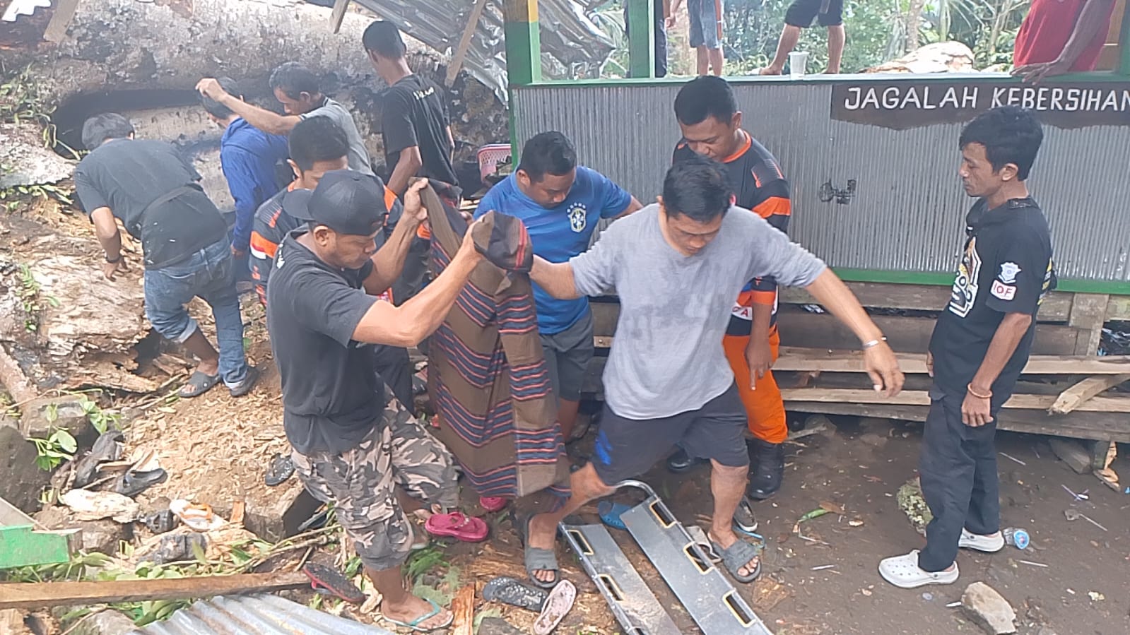 Proses evakuasi korban tertimpa pohon di Desa Mattabulu, Kecamatan Lalabata, Kabupaten Soppeng, Ahad (3/11/2024).