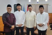 Ketua Umum Wahdah Islamiyah, Ustadz Muh. Zaitun Rasmin, berfoto bersama dengan Andi Seto, Ustadz Ije dan Ashabul Kahfi, usai pertemuan, di kantor DPP Wahdah Islamiyah, Kota Makassar, pada Ahad (17/11/2024).