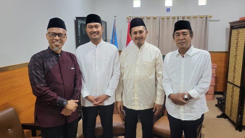 Ketua Umum Wahdah Islamiyah, Ustadz Muh. Zaitun Rasmin, berfoto bersama dengan Andi Seto, Ustadz Ije dan Ashabul Kahfi, usai pertemuan, di kantor DPP Wahdah Islamiyah, Kota Makassar, pada Ahad (17/11/2024).