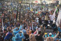 Ustadz Ije saat berorasi dalam kampanye terbuka SEHATI di Pantai Losari, Kota Makassar, pada Ahad (17/11/2024).