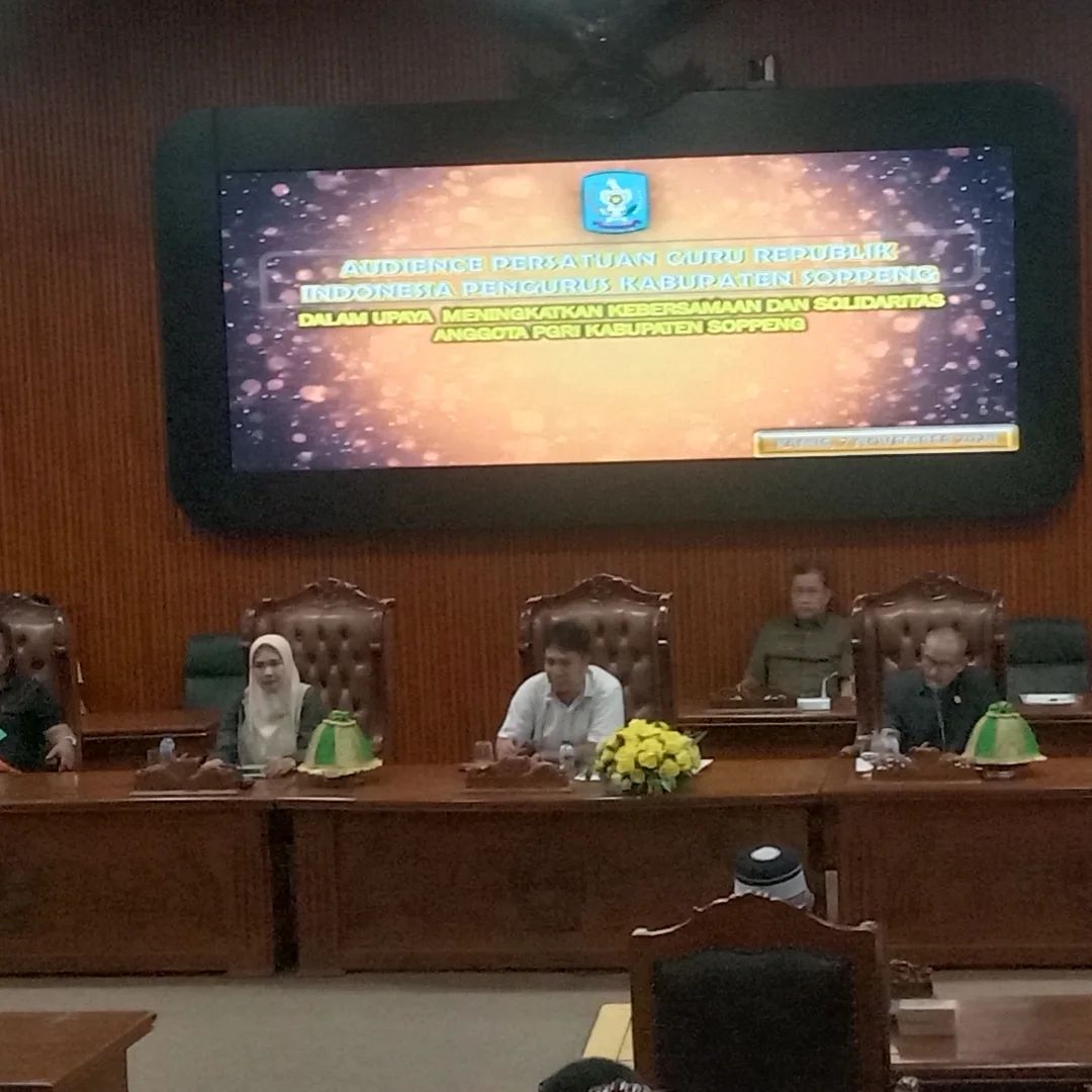 Legislator menggelar audiens dengan pengurus PGRI Soppeng di kantor DPRD Kabupaten Soppeng dalam menyikapi kasus Ibu Guru Indaryani, Kamis (7/11/2024). Foto: Facebook DPRD Soppeng. 