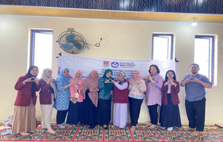 Tim Pengabdian Masyarakat Universitas Almarisah Madani Makassar bekerjasama dengan Fakultas Kedokteran Universitas Palangka Raya, Kalimantan Tengah, berpose di sela pelaksanaan kegiatan, di Desa Biring Kassi, Kabupaten Takalar, Sulawesi Selatan.