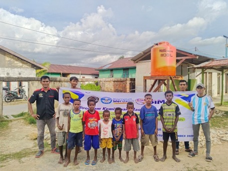 Berfoto bersama dengan anak-anak Suku Kokoda di depan di Masjid Babul Jannah Kota Sorong.