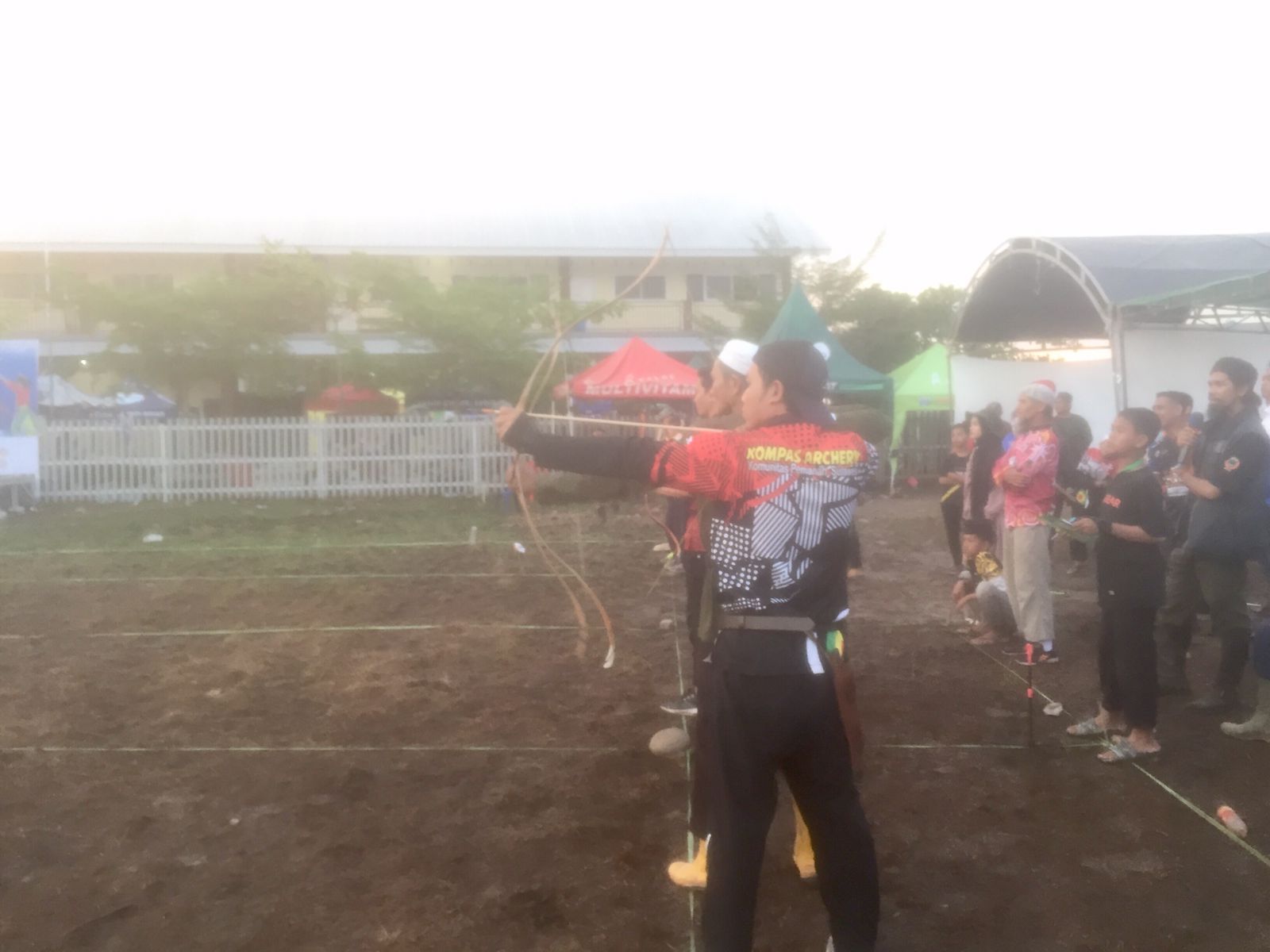 Syamsu Alam, juara 1 kategori umum jarak 20 meter dari Komunitas Pemanah Sulawesi (KOMPAS).