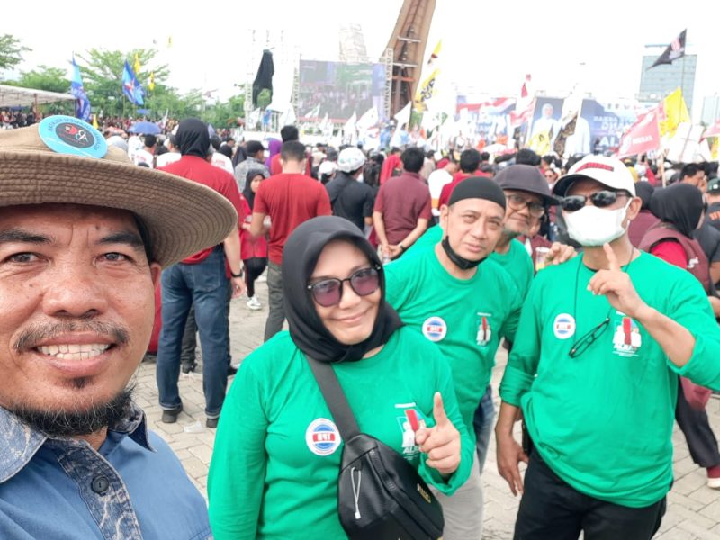 Ustadz Muchtar Daeng Lau bersama para relawan Tim Pejuang Bersatu (TPB).