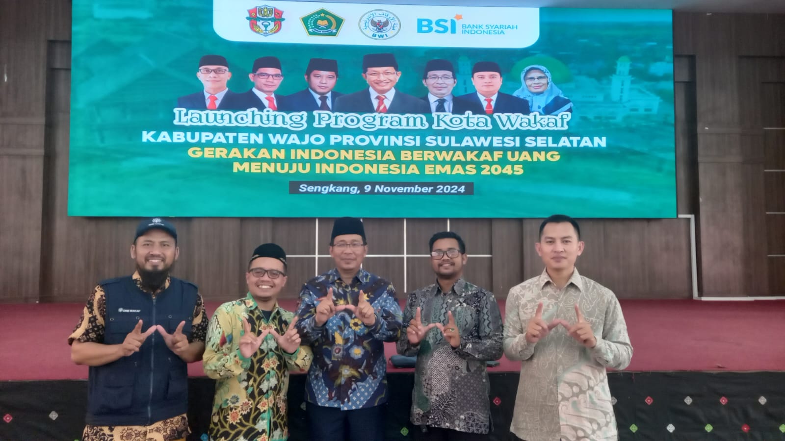 Direktur Wakaf Al Azhar, Rayan Asa Luminaries, bersama rekan-rekannya saat menghadiri peluncuran program Kota Wakaf di Kabupaten Wajo, Sulawesi Selatan, pada Jumat (9/11/2024)