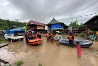 Aktivitas tim Basarnas di lokasi banjir. 